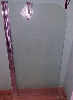 Skleněná výklopná vanová zástěna