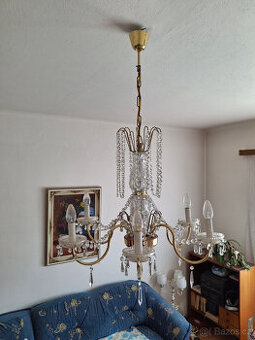 KŘIŠŤÁLOVÝ LUSTR A POKOJOVÁ LAMPA