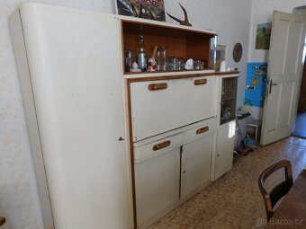 Starý kredenc + další skříňky + stůl a židle