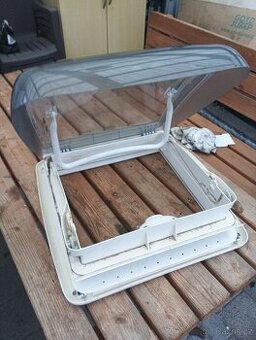 Střešní okno do karavanu