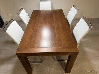 Rozkládací jídelní stůl