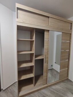 šatní skříň s nástavcem