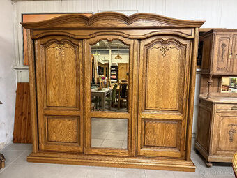 Dubová rustikální skříň s posuvnými dveřmi