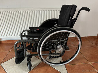 Invalidní vozík odlehčený skládací s blatníky