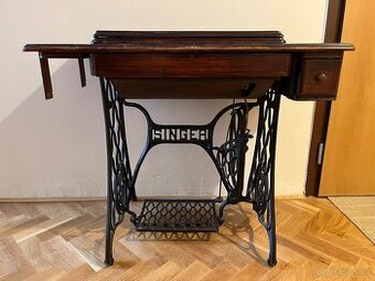 Starožitný šlapací šicí stroj Singer ve stolku