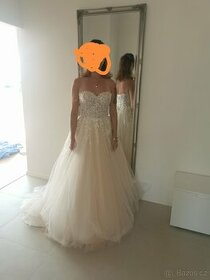 Krásné svatební šaty