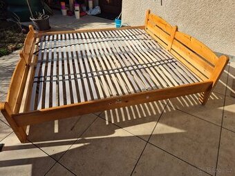 Postel s lamelovými rošty