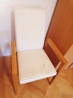 Židle bílá dřevěná potřebuje přečalounit