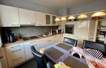 Moderní lesklá linka s vestavěnými spotřebiči,6575