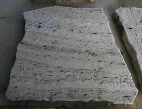 Kamenné šlapáky z Travertinu