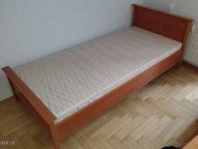 Postel s nočním stolkem