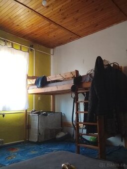 Patrová postel