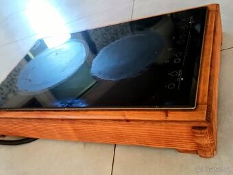 2 varné zóny. Indukční varná deska Whirlpool s rámečkem.