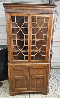 Rohová vitrína masiv