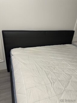 Moderní manželská postel s měkkým čelem