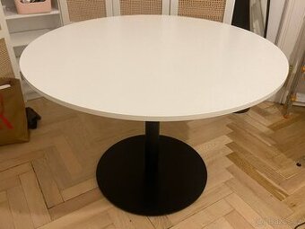Kulatý jídelní stůl