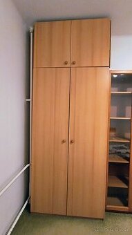Prodám skříň s nástavcem - lamino buk