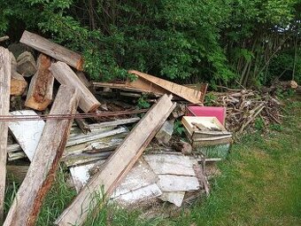 Daruji za odvoz zbytkové dřevo ze starého rodinného domu.