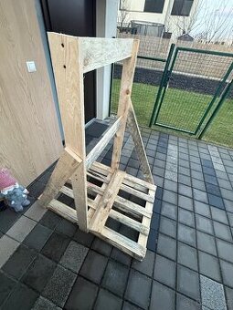 Dřevěná paleta zdarma – 151 × 122 × 84 cm