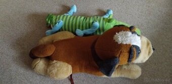 Plyšový pes velký a krokodýl