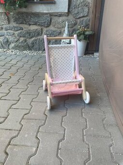 Dřevěný kočárek