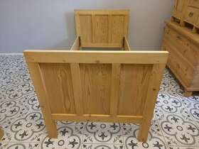 Stará secesní postel po renovaci