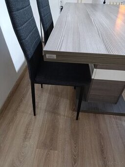 Jídelní stůl se 4 židlemi