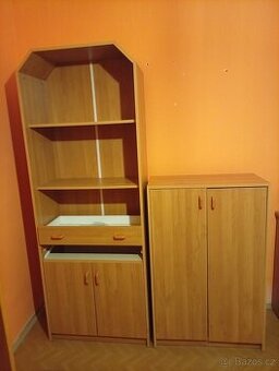 Daruji za odvoz skříně a psací stoly