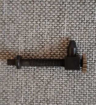 NAPÍNACÍ ŠROUB ŘETĚZU PIL HUSQVARNA