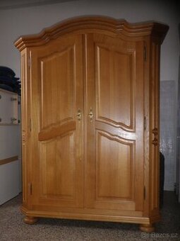 Světlá rustikální šatní skříň