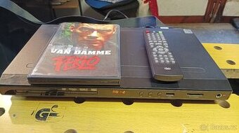 DVD přehrávač+ dálkový ovladač.
