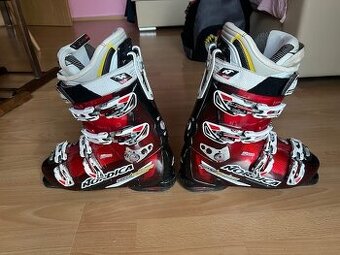 Lyžařské boty, přilba, rukavice