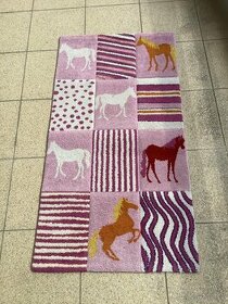 Krásný koberec s koňmi