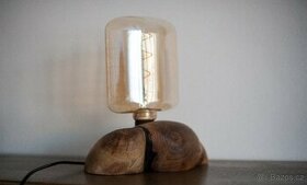 dizajnová lampa z ořechového dřeva