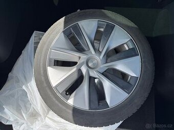 Sada 19″ kol Gemini a zimních pneumatik - Tesla Y