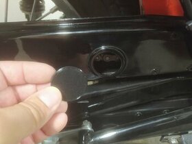ČZ 350/472 - záslepka, krytka revizní otvor krytu řetězu - 1
