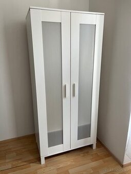 Bílá skříň za odvoz