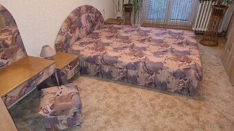 Dvoulůžková postel, noční stolky, toaletní stolek, taburet