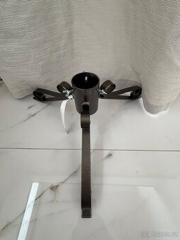 Zlatý kovový stojánek na vánoční stromek