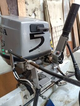 Lodní závěsný motor