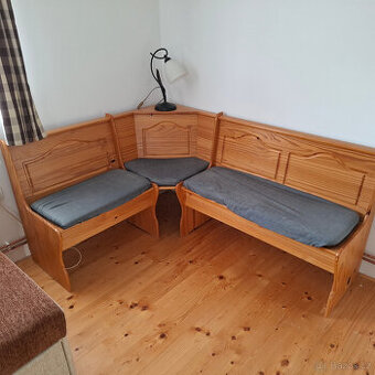 Drevena rohova lavice