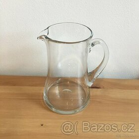 Sklenena karafa na vino