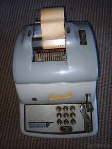 Starý Psací stroj a starý počítač
