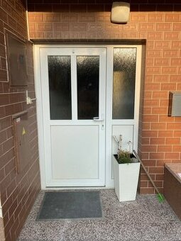 Plastová okna GEALAN – dvojsklo – více kusů + dveře