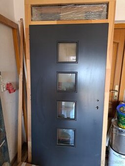 Levé vchodové dřevěné dveře