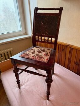 Dřevěná starožitná židle