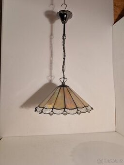pěkný lustr s vitrážovým stínidlem stylu Tiffany
