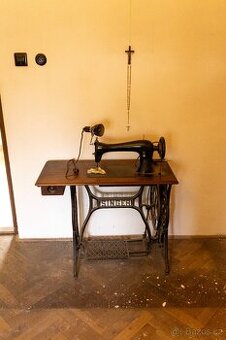 Starožitný šicí stroj Singer