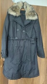 Černý kabát s kožešinovým límcem - L