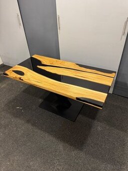 Masivní stůl z přírodního dřeva a epoxidu | ruční výroba